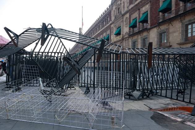 Teachers from the National Coordination of Education Workers (CNTE) destroy the barricades that protected the National Palace during a protest to demanding the immediate repeal of the 2007 ISSSTE Law and a 100% base salary increase. on May 21, 2025 in Mexico City, Mexico. Mexico City Mexico - ZUMAe321 20250521_zia_e321_013 Copyright: xCarlosxSantiagox