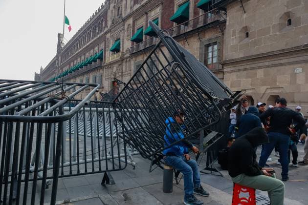 Teachers from the National Coordination of Education Workers (CNTE) destroy the barricades that protected the National Palace during a protest to demanding the immediate repeal of the 2007 ISSSTE Law and a 100% base salary increase. on May 21, 2025 in Mexico City, Mexico. Mexico City Mexico - ZUMAe321 20250521_zia_e321_014 Copyright: xCarlosxSantiagox