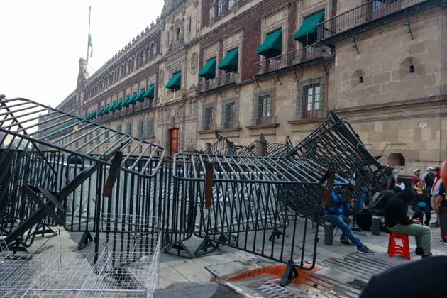 Teachers from the National Coordination of Education Workers (CNTE) destroy the barricades that protected the National Palace during a protest to demanding the immediate repeal of the 2007 ISSSTE Law and a 100% base salary increase. on May 21, 2025 in Mexico City, Mexico. Mexico City Mexico - ZUMAe321 20250521_zia_e321_015 Copyright: xCarlosxSantiagox