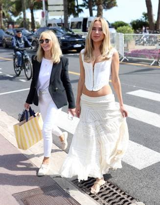 Kimberley Garner on the Croisette in Cannes EXCLUSIF- Kimberley Garner and her mother Geraldine Garner strolling on the Croisette during the Cannes Festival . France , Cannes , on may 21 , 2025  Copyright: xDFYx
