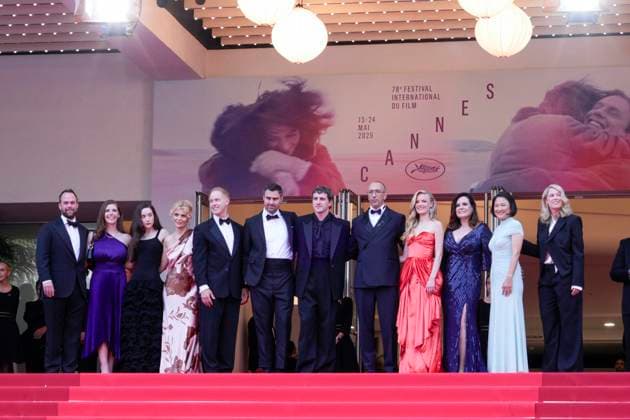 The History Of Sound Red Carpet - The 78th Annual Cannes Film Festival Ben Shattuck, Raphael Sbarge, Zhang Xin, Hadley Robinson, Alison Bartlett, Oliver Hermanus, Paul Mescal, Theresa Ryan attends the The History Of Sound red carpet at the 78th annual Cannes Film Festival at Palais des Festivals on May 21, 2025 in Cannes, France. Cannes France  Copyright: xDanielexCifalÃ x originalFilename: cifala-notitle250521_npPBK.jpg