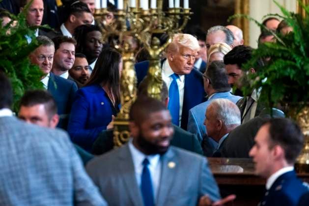 May 21, 2025, Washington, District Of Columbia, USA: United States President Donald J Trump is seen in a reflection after he welcomed the 2025 NCAA Men s College Basketball Champions, the University of Florida Gators, to the East Room of the White House in Washington, DC, USA, 21 May 2025 Washington USA - ZUMAs152 20250521_faa_s152_034 Copyright: xJimxLoScalzox-xPoolxviaxCNPx