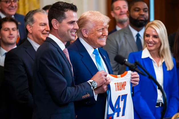 May 21, 2025, Washington, District Of Columbia, USA: United States President Donald J Trump, center, alongside coach Todd Golden, left, welcomes the 2025 NCAA Men s College Basketball Champions, the University of Florida Gators, to the East Room of the White House in Washington, DC, USA, 21 May 2025 Washington USA - ZUMAs152 20250521_faa_s152_036 Copyright: xJimxLoScalzox-xPoolxviaxCNPx