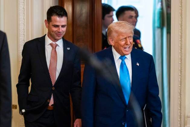 May 21, 2025, Washington, District Of Columbia, USA: United States President Donald J Trump, right, alongside coach Todd Golden, left, welcomes the 2025 NCAA Men s College Basketball Champions, the University of Florida Gators, to the East Room of the White House in Washington, DC, USA, 21 May 2025 Washington USA - ZUMAs152 20250521_faa_s152_037 Copyright: xJimxLoScalzox-xPoolxviaxCNPx