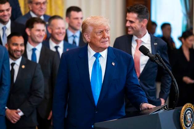 May 21, 2025, Washington, District Of Columbia, USA: United States President Donald J Trump welcomes the 2025 NCAA Men s College Basketball Champions, the University of Florida Gators, to the East Room of the White House in Washington, DC, USA, 21 May 2025 Washington USA - ZUMAs152 20250521_faa_s152_038 Copyright: xJimxLoScalzox-xPoolxviaxCNPx