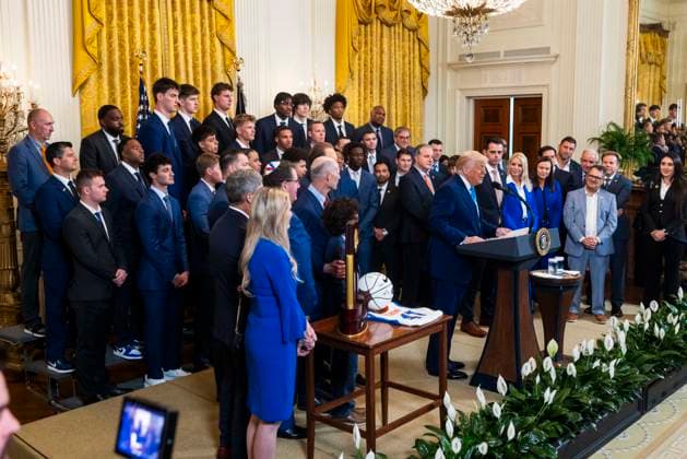 May 21, 2025, Washington, District Of Columbia, USA: United States President Donald J Trump, center, welcomes the 2025 NCAA Men s College Basketball Champions, the University of Florida Gators, to the East Room of the White House in Washington, DC, USA, 21 May 2025 Washington USA - ZUMAs152 20250521_faa_s152_040 Copyright: xJimxLoScalzox-xPoolxviaxCNPx