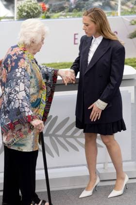 Eleanor The Great , Photocall in Cannes, 21 05 2025 Cannes, France 21 5 2024 June Squibb, Scarlett Johansson during the photocall for Eleanor The Great during the 78 Cannes International Film Festival The film festival takes place from May 13 to 24, 2025 Cannes Palais des Festivals et des Cong Provence Alpes Cote d Azur France Copyright: xChristianxEnderx