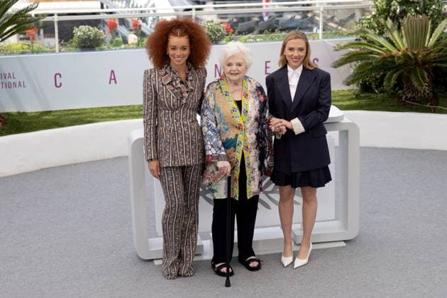 Eleanor The Great , Photocall in Cannes, 21 05 2025 Cannes, France 21 5 2024 Erin Kellyman, June Squibb, Scarlett Johansson during the photocall for Eleanor The Great during the 78 Cannes International Film Festival The Cannes Film Festival takes place from May 13 to 24, 2025 Cannes Palais des Festivals et des Cong Provence Alpes Cote d Azur France Copyright: xChristianxEnderx