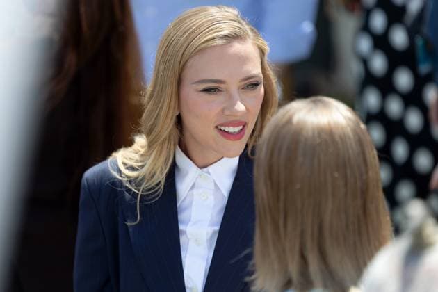 Eleanor The Great , Photocall in Cannes, 21 05 2025 Cannes, France 21 5 2024 Scarlett Johansson speaks with Jodie Foster after the Photocall for Eleanor The Great during the 78 Cannes International Film Festival The film festival takes place from May 13 to 24, 2025 Cannes Palais des Festivals et des Cong Provence Alpes Cote d Azur France Copyright: xChristianxEnderx