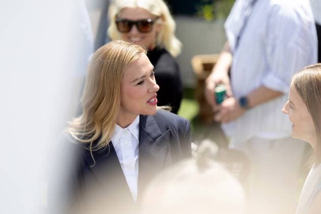Eleanor The Great , Photocall in Cannes, 21 05 2025 Cannes, France 21 5 2024 Scarlett Johansson speaks with Jodie Foster after the Photocall for Eleanor The Great during the 78 Cannes International Film Festival The film festival takes place from May 13 to 24, 2025 Cannes Palais des Festivals et des Cong Provence Alpes Cote d Azur France Copyright: xChristianxEnderx