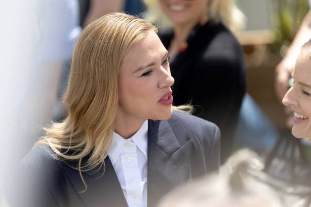 Eleanor The Great , Photocall in Cannes, 21 05 2025 Cannes, France 21 5 2024 Scarlett Johansson speaks with Jodie Foster after the Photocall for Eleanor The Great during the 78 Cannes International Film Festival The film festival takes place from May 13 to 24, 2025 Cannes Palais des Festivals et des Cong Provence Alpes Cote d Azur France Copyright: xChristianxEnderx