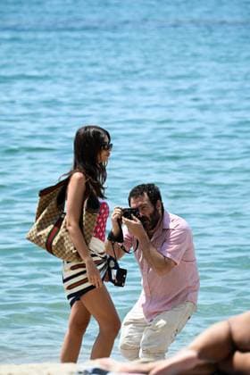Cannes - Emily Ratajkowski Beach Photoshoot Emily Ratajkowski, also known as Emrata, during a photo shoot on the beach in Cannes, France, on May 21, 2025, as part of the 78th Cannes Film Festival. Photo by Florian Poitout ABACAPRESS.COM Cannes France  Copyright: xPoitoutxFlorian ABACAx