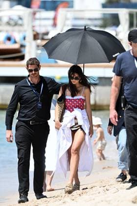 Cannes - Emily Ratajkowski Beach Photoshoot Emily Ratajkowski, also known as Emrata, during a photo shoot on the beach in Cannes, France, on May 21, 2025, as part of the 78th Cannes Film Festival. Photo by Florian Poitout ABACAPRESS.COM Cannes France  Copyright: xPoitoutxFlorian ABACAx