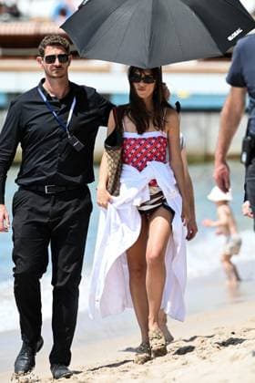 Cannes - Emily Ratajkowski Beach Photoshoot Emily Ratajkowski, also known as Emrata, during a photo shoot on the beach in Cannes, France, on May 21, 2025, as part of the 78th Cannes Film Festival. Photo by Florian Poitout ABACAPRESS.COM Cannes France  Copyright: xPoitoutxFlorian ABACAx