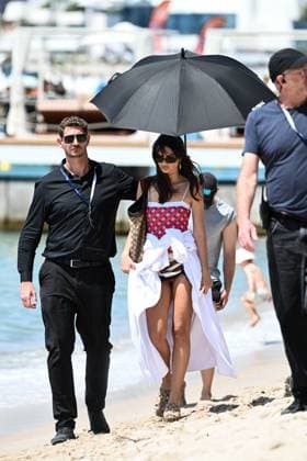 Cannes - Emily Ratajkowski Beach Photoshoot Emily Ratajkowski, also known as Emrata, during a photo shoot on the beach in Cannes, France, on May 21, 2025, as part of the 78th Cannes Film Festival. Photo by Florian Poitout ABACAPRESS.COM Cannes France  Copyright: xPoitoutxFlorian ABACAx