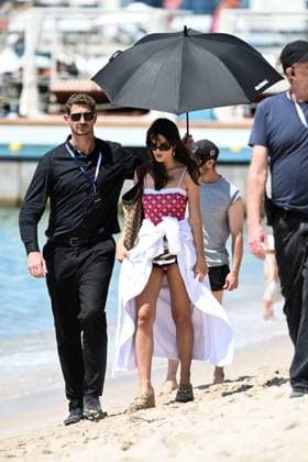 Cannes - Emily Ratajkowski Beach Photoshoot Emily Ratajkowski, also known as Emrata, during a photo shoot on the beach in Cannes, France, on May 21, 2025, as part of the 78th Cannes Film Festival. Photo by Florian Poitout ABACAPRESS.COM Cannes France  Copyright: xPoitoutxFlorian ABACAx
