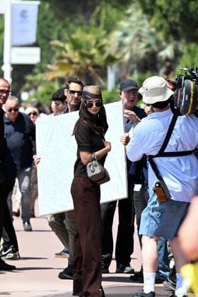 Cannes - Emily Ratajkowski Beach Photoshoot Emily Ratajkowski, also known as Emrata, during a photo shoot on the beach in Cannes, France, on May 21, 2025, as part of the 78th Cannes Film Festival. Photo by Florian Poitout ABACAPRESS.COM Cannes France  Copyright: xPoitoutxFlorian ABACAx