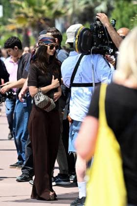 Cannes - Emily Ratajkowski Beach Photoshoot Emily Ratajkowski, also known as Emrata, during a photo shoot on the beach in Cannes, France, on May 21, 2025, as part of the 78th Cannes Film Festival. Photo by Florian Poitout ABACAPRESS.COM Cannes France  Copyright: xPoitoutxFlorian ABACAx