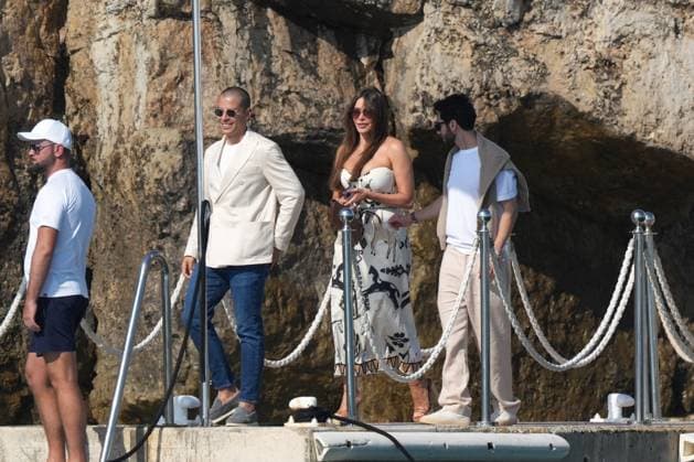 Cannes - Sofia Vergara At Eden Roc Sofia Vergara leaves the Eden Roc hotel with a friend during the Cannes Film Festival, Cap d Antibes, France on May 21, 2025. Photo by ABACAPRESS.COM Cap d Antibes France  Copyright: xABACAx