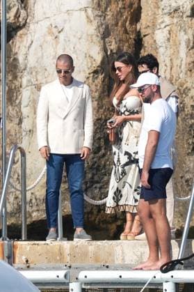 Cannes - Sofia Vergara At Eden Roc Sofia Vergara leaves the Eden Roc hotel with a friend during the Cannes Film Festival, Cap d Antibes, France on May 21, 2025. Photo by ABACAPRESS.COM Cap d Antibes France  Copyright: xABACAx