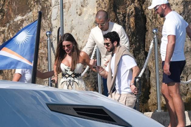 Cannes - Sofia Vergara At Eden Roc Sofia Vergara leaves the Eden Roc hotel with a friend during the Cannes Film Festival, Cap d Antibes, France on May 21, 2025. Photo by ABACAPRESS.COM Cap d Antibes France  Copyright: xABACAx
