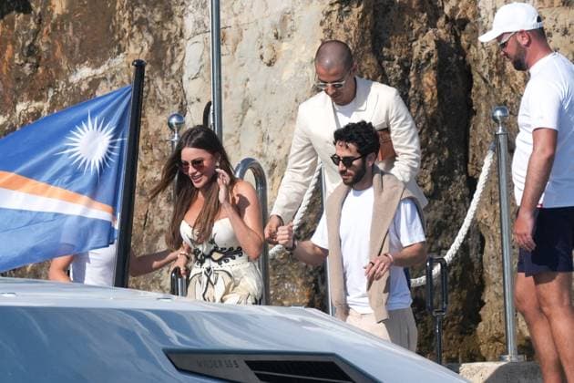 Cannes - Sofia Vergara At Eden Roc Sofia Vergara leaves the Eden Roc hotel with a friend during the Cannes Film Festival, Cap d Antibes, France on May 21, 2025. Photo by ABACAPRESS.COM Cap d Antibes France  Copyright: xABACAx