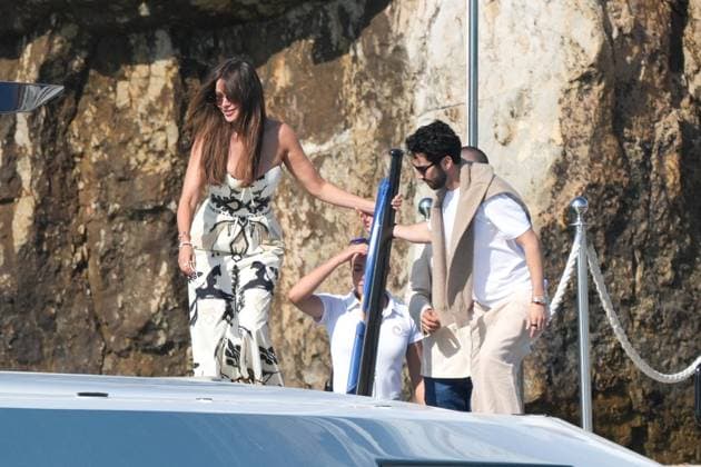 Cannes - Sofia Vergara At Eden Roc Sofia Vergara leaves the Eden Roc hotel with a friend during the Cannes Film Festival, Cap d Antibes, France on May 21, 2025. Photo by ABACAPRESS.COM Cap d Antibes France  Copyright: xABACAx