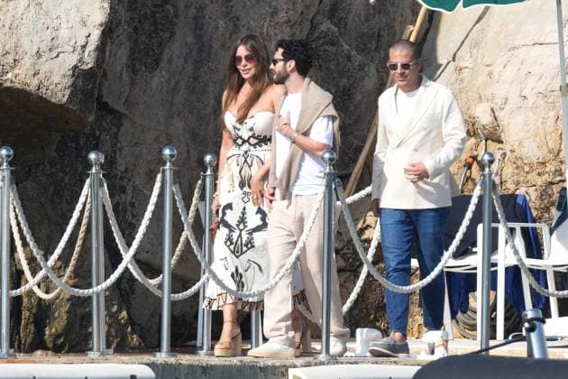 Cannes - Sofia Vergara At Eden Roc Sofia Vergara leaves the Eden Roc hotel with a friend during the Cannes Film Festival, Cap d Antibes, France on May 21, 2025. Photo by ABACAPRESS.COM Cap d Antibes France  Copyright: xABACAx