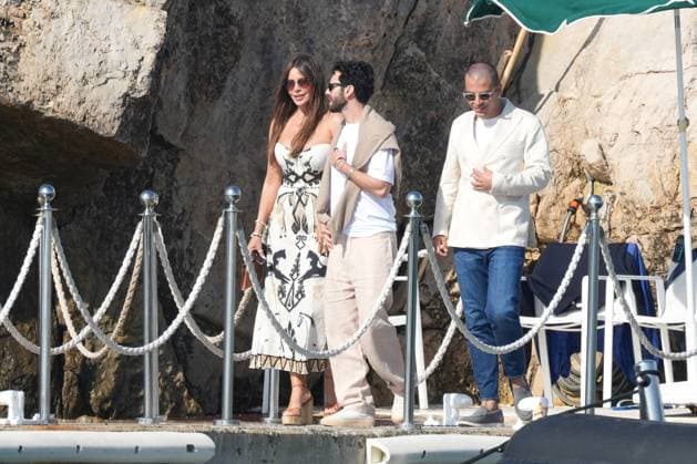 Cannes - Sofia Vergara At Eden Roc Sofia Vergara leaves the Eden Roc hotel with a friend during the Cannes Film Festival, Cap d Antibes, France on May 21, 2025. Photo by ABACAPRESS.COM Cap d Antibes France  Copyright: xABACAx