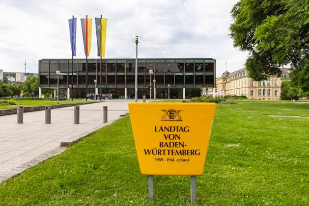 Haus des Landtags Baden-Württemberg, Landtagsgebäude in Stuttgart. Errichtet wurde das Haus des Landtags zwischen 1959 und 1961 nach einem Entwurf von Entwurf von Kurt Viertel. Von 2013 bis 2016 wurde das Baudenkmal generalsaniert und auf den technischen Stand gebracht. 21.05.2025: Stuttgart, Baden-Württemberg, Deutschland, Europa *** Haus des Landtags Baden Württemberg, state parliament building in Stuttgart The Haus des Landtags was built between 1959 and 1961 according to a design by Kurt Viertel From 2013 to 2016, the listed building was completely renovated and brought up to technical standards 21 05 2025 Stuttgart, Baden Württemberg, Germany, Europe