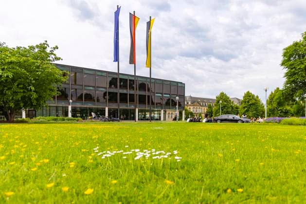 Haus des Landtags Baden-Württemberg, Landtagsgebäude in Stuttgart. Errichtet wurde das Haus des Landtags zwischen 1959 und 1961 nach einem Entwurf von Entwurf von Kurt Viertel. Von 2013 bis 2016 wurde das Baudenkmal generalsaniert und auf den technischen Stand gebracht. 21.05.2025: Stuttgart, Baden-Württemberg, Deutschland, Europa *** Haus des Landtags Baden Württemberg, state parliament building in Stuttgart The Haus des Landtags was built between 1959 and 1961 according to a design by Kurt Viertel From 2013 to 2016, the listed building was completely renovated and brought up to technical standards 21 05 2025 Stuttgart, Baden Württemberg, Germany, Europe