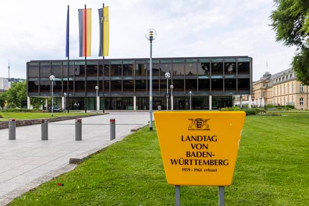 Haus des Landtags Baden-Württemberg, Landtagsgebäude in Stuttgart. Errichtet wurde das Haus des Landtags zwischen 1959 und 1961 nach einem Entwurf von Entwurf von Kurt Viertel. Von 2013 bis 2016 wurde das Baudenkmal generalsaniert und auf den technischen Stand gebracht. 21.05.2025: Stuttgart, Baden-Württemberg, Deutschland, Europa *** Haus des Landtags Baden Württemberg, state parliament building in Stuttgart The Haus des Landtags was built between 1959 and 1961 according to a design by Kurt Viertel From 2013 to 2016, the listed building was completely renovated and brought up to technical standards 21 05 2025 Stuttgart, Baden Württemberg, Germany, Europe