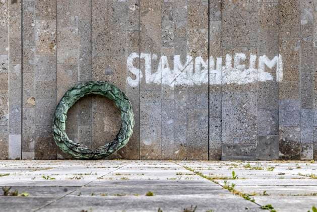 Kunstwerk Stammheim von Olaf Metzel von 1984. Kunst im öffentlichen Raum auf der Terrasse des Kunstgebäude Stuttgart. 21.05.2025: Stuttgart, Baden-Württemberg, Deutschland *** Artwork Stammheim by Olaf Metzel from 1984 Art in public space on the terrace of the Kunstgebäude Stuttgart 21 05 2025 Stuttgart, Baden Württemberg, Germany