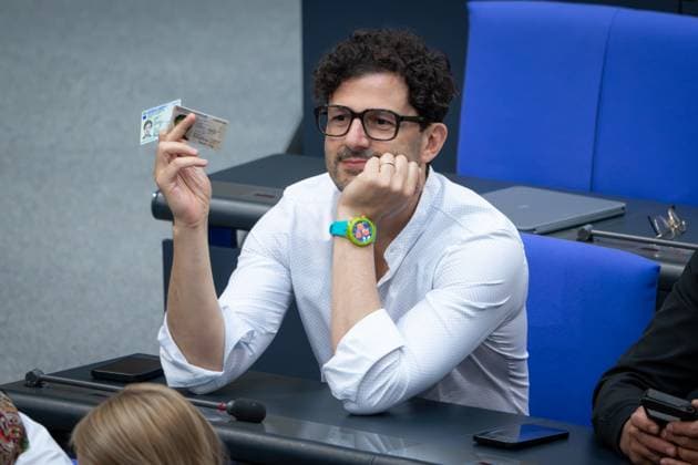 Deutscher Bundestag, 7. Plenarsitzung Luigi Pantisano (Die Linke) haelt seinen Personalausweis und Fuehrerschein in die Hoehe als Reaktion auf die Rede von Gottfried Curio (AfD) zu seiner Rede zum Thema Reform der Einbuergerungspolitik im Plenum bei der 7. Sitzung des Deutschen Bundestag in Berlin, 22.05.2025 Berlin Berlin Deutschland *** German Bundestag, 7th plenary session Luigi Pantisano Die Linke holds up his identity card and drivers license in response to the speech by Gottfried Curio AfD on his speech on immigration policy reform in plenary at the 7th session of the German Bundestag in Berlin, 22 05 2025 Berlin Berlin Germany