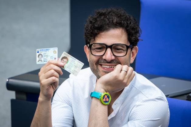 News Themen der Woche KW21 News Bilder des Tages Deutscher Bundestag, 7. Plenarsitzung Luigi Pantisano (Die Linke) haelt seinen Personalausweis und Fuehrerschein in die Hoehe als Reaktion auf die Rede von Gottfried Curio (AfD) zu seiner Rede zum Thema Reform der Einbuergerungspolitik im Plenum bei der 7. Sitzung des Deutschen Bundestag in Berlin, 22.05.2025 Berlin Berlin Deutschland *** German Bundestag, 7th plenary session Luigi Pantisano Die Linke holds up his identity card and drivers license in response to the speech by Gottfried Curio AfD on his speech on immigration policy reform in plenary at the 7th session of the German Bundestag in Berlin, 22 05 2025 Berlin Berlin Germany