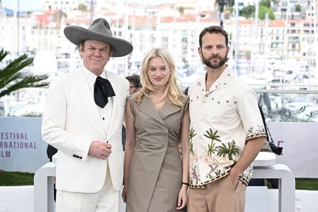 Cannes - Cannes Testa o Croce? Photocall John C. Reilly, Nadia Tereszkiewicz and Alessandro Borghi at the Testa o Croce? (Heads or Tails?) photocall in Cannes, France, on May 22, 2025, for the Un Certain Regard section of the 78th Cannes Film Festival. Photo by David Niviere ABACAPRESS.COM Cannes France  Copyright: xNivierexDavid ABACAPRESS.COMx