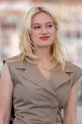 Nadia Tereszkiewicz at the photocall for the feature film Testa o croce Heads or Tails at the Festival de Cannes 2025 78 Cannes International Film Festival at the Palais des Festivals Cannes, 22 05 2025 Foto:xD.xBedrosianx xFuturexImagex tails_5531