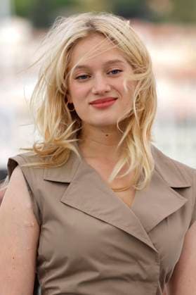 Nadia Tereszkiewicz at the photocall for the feature film Testa o croce Heads or Tails at the Festival de Cannes 2025 78 Cannes International Film Festival at the Palais des Festivals Cannes, 22 05 2025 Foto:xD.xBedrosianx xFuturexImagex tails_5532