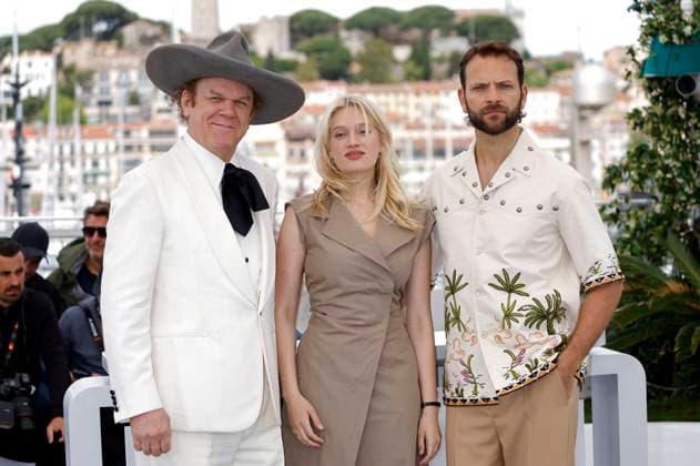 John C Reilly, Nadia Tereszkiewicz and Alessandro Borghi at the photocall for the feature film Testa o croce Heads or Tails at the Festival de Cannes 2025 78 Cannes International Film Festival at the Palais des Festivals Cannes, 22 05 2025 Foto:xD.xBedrosianx xFuturexImagex tails_5534