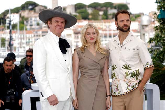 John C Reilly, Nadia Tereszkiewicz and Alessandro Borghi at the photocall for the feature film Testa o croce Heads or Tails at the Festival de Cannes 2025 78 Cannes International Film Festival at the Palais des Festivals Cannes, 22 05 2025 Foto:xD.xBedrosianx xFuturexImagex tails_5535