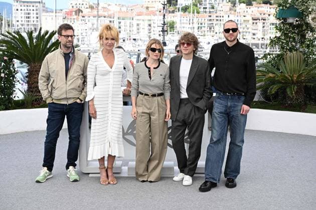 Cannes - Connemara Photocall Nicolas Mathieu, Clementine Celarie, Melanie Thierry, Alex Lutz and Bastien Bouillon at the Connemara photocall in Cannes, France, on May 22, 2025, for the Cannes Premiere section of the 78th Cannes Film Festival. Photo by David NiviereABACAPRESS.COM Cannes Provence-Alpes-Cote d Azur France  Copyright: xNivierexDavid ABACAPRESS.COMx