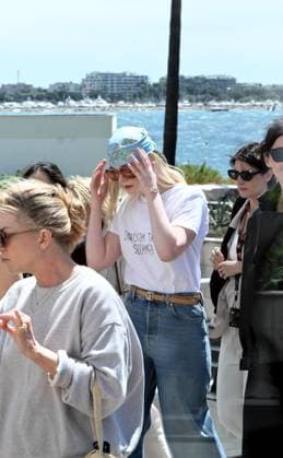 Cannes, 78th Cannes Film Festival 2025 - Elle Fanning disturbed by the wind at the end of the photocall Cannes, 78th Cannes Film Festival 2025 - Elle Fanning disturbed by the wind at the end of the photocall Cannes France  Copyright: xIPA ABACAx