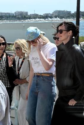 Cannes, 78th Cannes Film Festival 2025 - Elle Fanning disturbed by the wind at the end of the photocall Cannes, 78th Cannes Film Festival 2025 - Elle Fanning disturbed by the wind at the end of the photocall Cannes France  Copyright: xIPA ABACAx