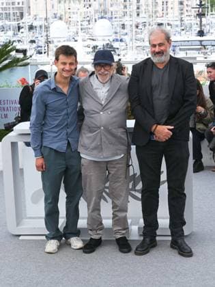 Cannes, 78th Cannes Film Festival 2025 - Day 10, Photocall of the Film L Homme Qui A Vu L Ours Qui A Vu L Homme Cannes, 78th Cannes Film Festival 2025 - Day 10, Photocall of the Film L Homme Qui A Vu L Ours Qui A Vu L Homme . In the picture Timi-Joy Marbot, Pierre Richard and Gustave Kervern Cannes France  Copyright: xIPA ABACAx