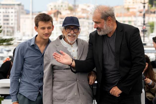 Photocall for LHomme qui a vu lours qui a vu lhomme at the 78th Cannes International Film Festival Timi Joy Marbot, Pierre Richard, Gustave Kervern Photocall for LHomme qui a vu lours qui a vu lhomme at the 78th Cannes International Film Festival, May 22, 2025 Jacovides Moreau Bestimage Photocall for LHomme qui a vu lours qui a vu lhomme at the 78th Cannes International Film Festival Cannes France  Copyright: xJACOVIDES-MOREAUx xBESTIMAGExJACOVIDES-MOREAUx xBESTIMAGEx