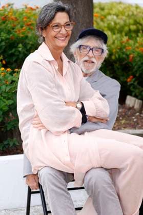 Pierre Richard with wife Ceyla Lacerda at the photocall for the feature film L homme qui a vu l ours qui a vu l homme The Man Who Saw the Bear at the Festival de Cannes 2025 78 Cannes International Film Festival at the Palais des Festivals Cannes, 22 05 2025 Foto:xD.xBedrosianx xFuturexImagex homme_5525