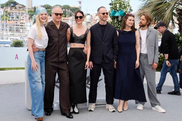 Elle Fanning, Stellan Skarsgard, Renate Reinsve, Joachim Trier, Inga Ibsdotter Lilleaas and Anders Danielsen Lie at the photocall for the feature film Affeksjonsverdi Sentimental Value at the Festival de Cannes 2025 78 Cannes International Film Festival at the Palais des Festivals Cannes, 22 05 2025 Foto:xD.xBedrosianx xFuturexImagex sentimental_5503