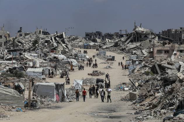 Bilder des Jahres 2025, News 05 Mai News Themen der Woche KW21 News Bilder des Tages Palestinian residents fleeing toward areas they believe to be safer, carrying their belongings, following heavy Israeli attacks on Jabalia in northern Gaza Palestinian residents fleeing toward areas they believe to be safer, carrying their belongings, following heavy Israeli attacks on Jabalia in northern Gaza, on May 22, 2025. Photo by Omar Ashtawy apaimages Gaza city Gaza Strip Palestinian Territory 220525_Gaza_OSH_2_00(7) Copyright: xapaimagesxOmarxAshtawyx xapaimagesx