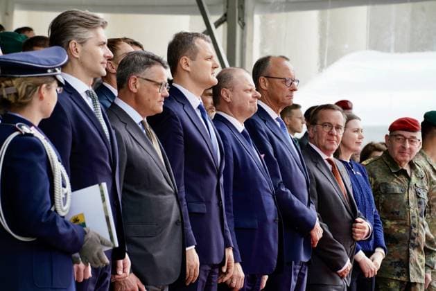 News Themen der Woche KW21 News Bilder des Tages Litauen, 22.05.2025: Hessens Ministerpräsident Boris Rhein (links) zusammen mit Bundeskanzler Friedrich Merz (CDU) und Bundesminister der Verteidigung Boris Pistorius (SPD) bei Aufstellung der neuen Panzerbrigade 45 in Litauen *** Lithuania, 22 05 2025 Hesses Minister President Boris Rhein on the left together with Federal Chancellor Friedrich Merz CDU and Federal Minister of Defense Boris Pistorius SPD at the installation of the new armoured brigade 45 in Lithuania Copyright: xHessischexStaatskanzlei dtsxNachrichtenagenturx dts_68521