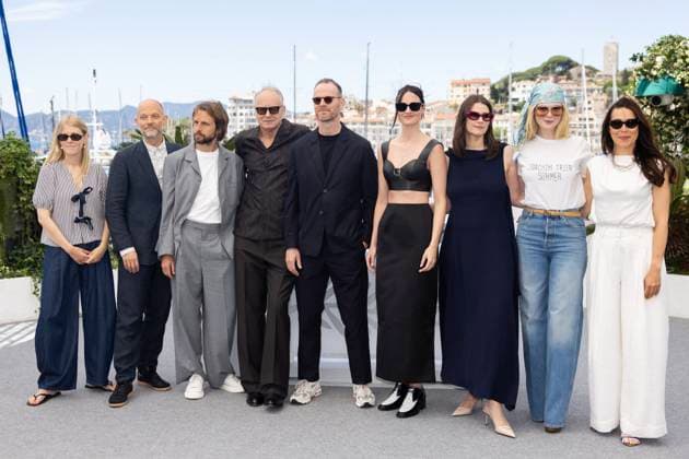 Photocall for the film Affeksjonsverdi at the 78th Cannes International Film Festival Andrea Berentsen Ottmar, Eskil Vogt, Anders Danielsen Lie, Stellan Skarsgard, Joachim Trier, Renate Reinsve, Inga Ibsdotter Lilleaas, Elle Fanning et Maria Ekerhovd au photocall du film Affeksjonsverdi lors du 78ème Festival International du Film de Cannes, au Palais des Festivals à Cannes, France, le 22 mai 2025 Jacovides Moreau Bestimage Sentimental Value Photocall during the 78th Cannes International Film Festival, in Cannes, France, on May 22, 2025 Cannes France Copyright: xJACOVIDES-MOREAUx xBESTIMAGExJACOVIDES-MOREAUx xBESTIMAGEx